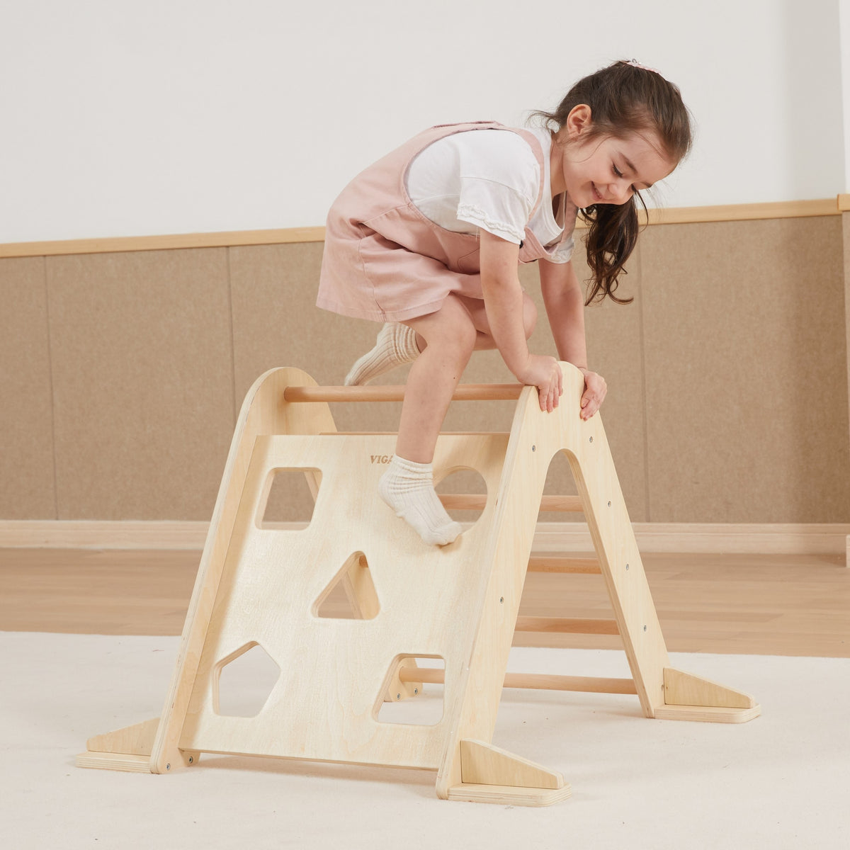 VIGA medinė Pikler laiptų trikampė kopetėlė, Montessori