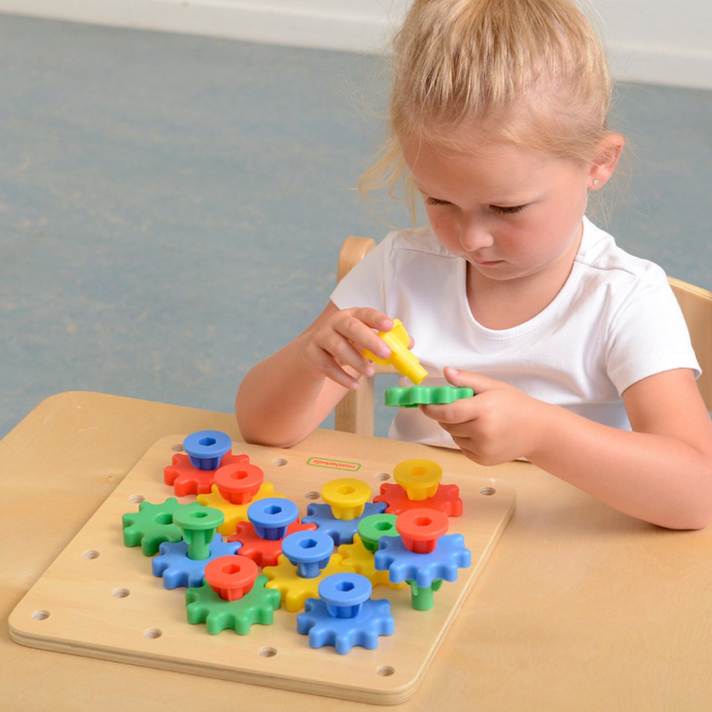 MASTERKIDZ Montessori krumpliaračių mechanizmo lentelė – konstruktorius
