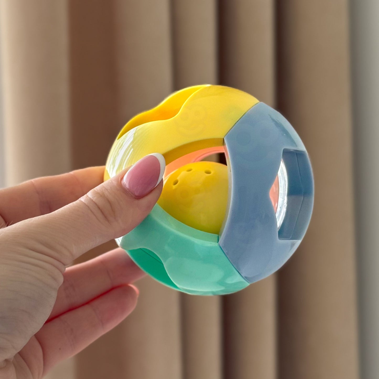 WOOPIE BABY Pastelinė barškanti kamuolio formos mašinėlė ropojimo skatinimui (0m+) – vaizdas 2