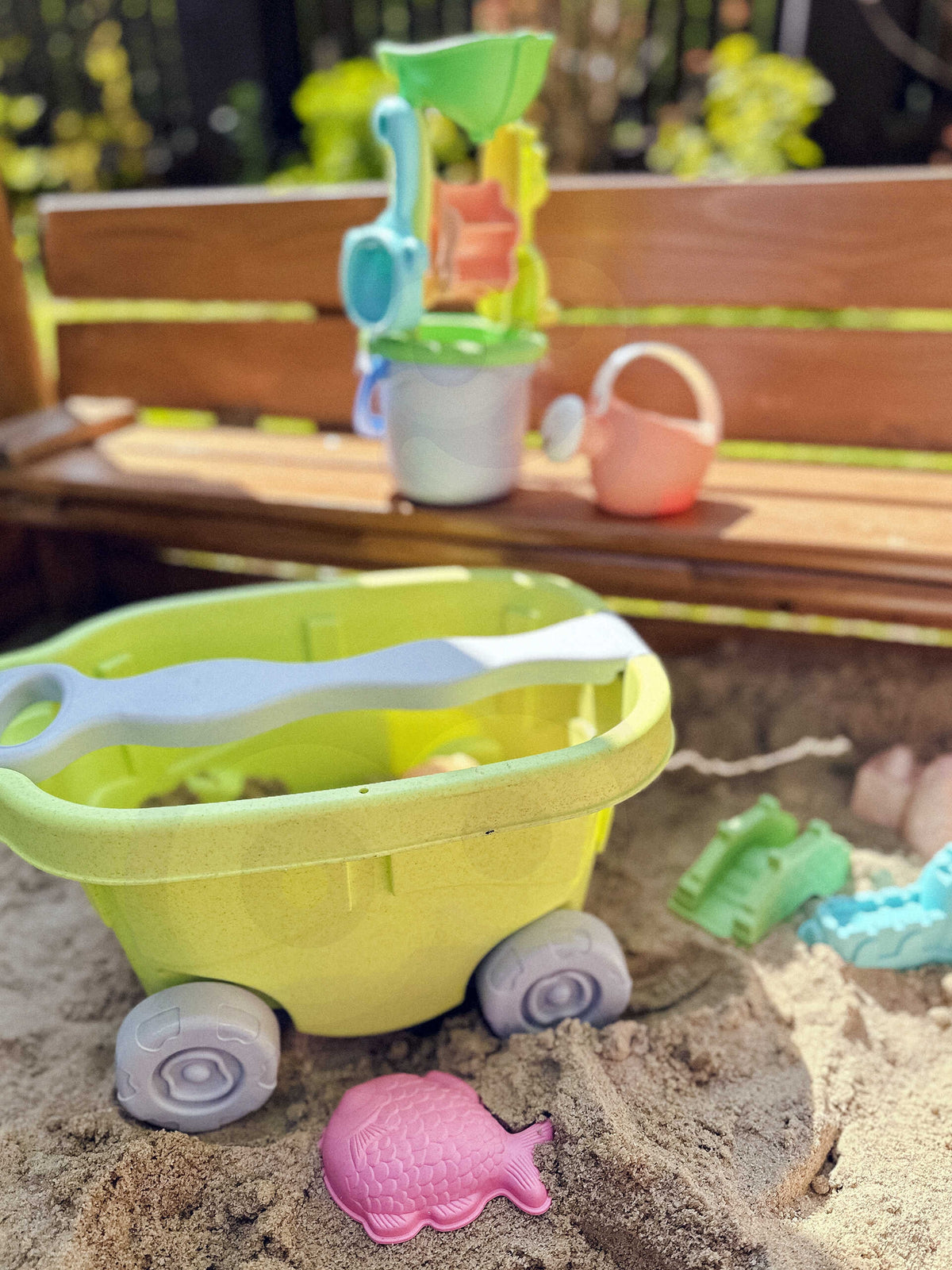 WOOPIE GREEN Smėlio žaislų rinkinys su vežimeliu, 13 dalių, ekologiškas