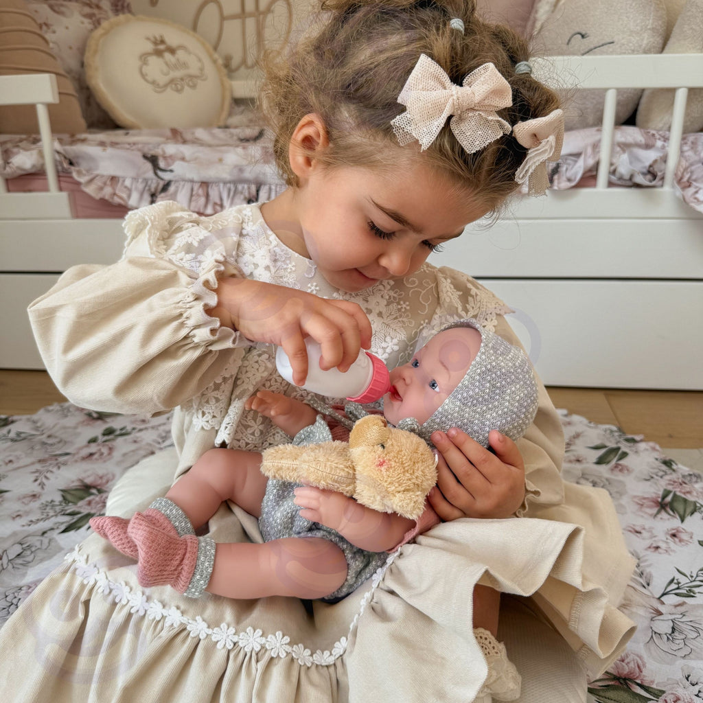 WOOPIE ROYAL Kūdikėlio lėlė 36 cm meškiuko kostiumėlyje su maitinimo priedais