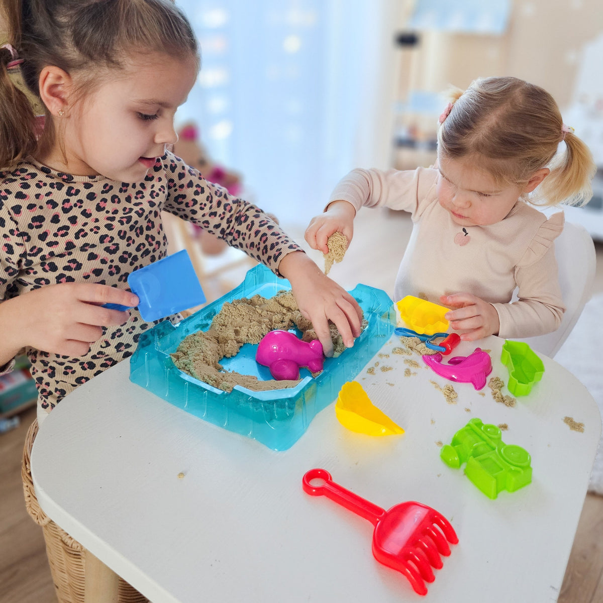 WOOPIE Kinetic Sand 0,5 kg Rinkinys su Formelėmis ir Stalu