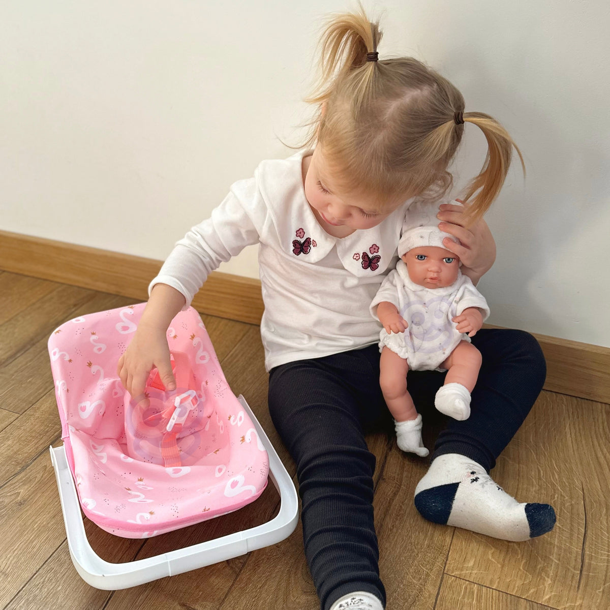 WOOPIE ROYAL Lėlė Kūdikis 30,5 cm su Rožine Nešykla – Rinkinys