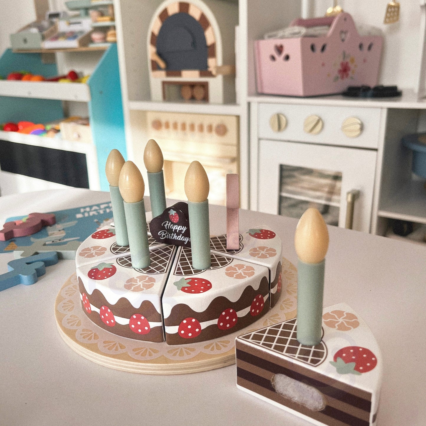 TOOKY TOY Medinis pjaustomas gimtadienio tortas su lipdukais, žvakutėmis ir atvirute, 20 dalių – vaizdas 3