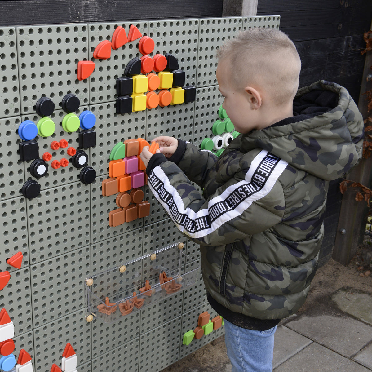 MASTERKIDZ 64 geometrinių formų kaladėlių STEM lentoms