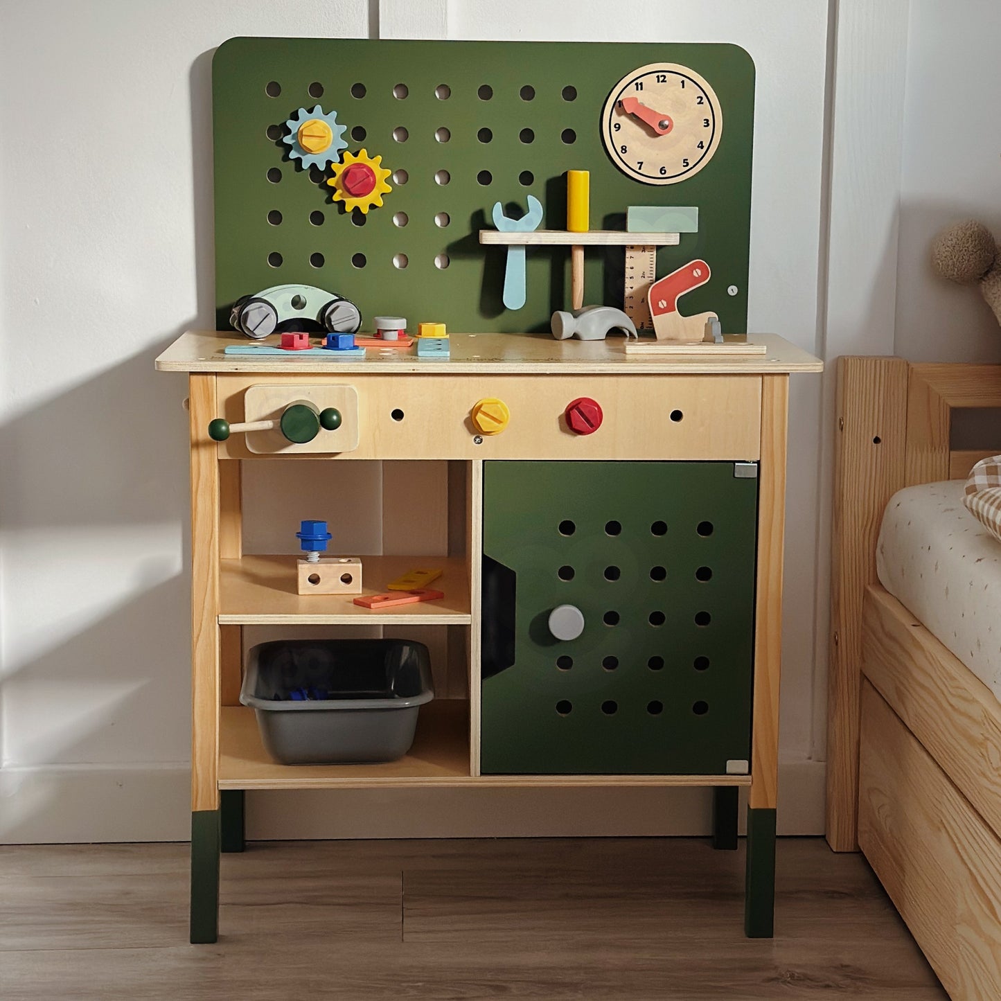 WOOPIE GREEN Medinis STEM Dirbtuvių Stalas su Įrankių Rinkiniu – vaizdas 5