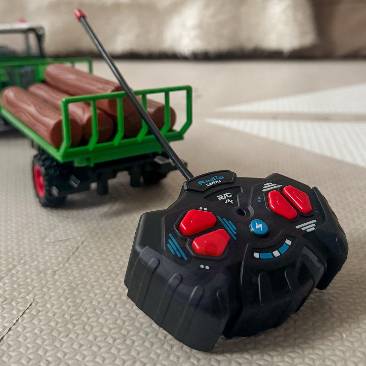 WOOPIE Radijo bangomis valdomas traktorius su priekaba 1:24