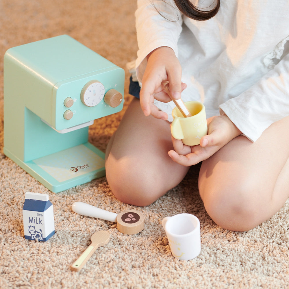 Kavos aparatas, iš kurio pilama kava į puodelį – vaizdas 3