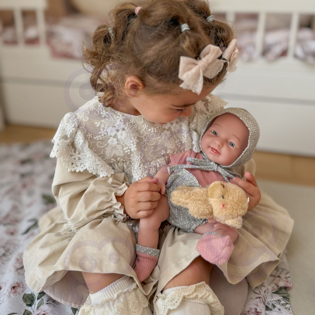 WOOPIE ROYAL Kūdikėlio lėlė 36 cm meškiuko kostiumėlyje su maitinimo priedais