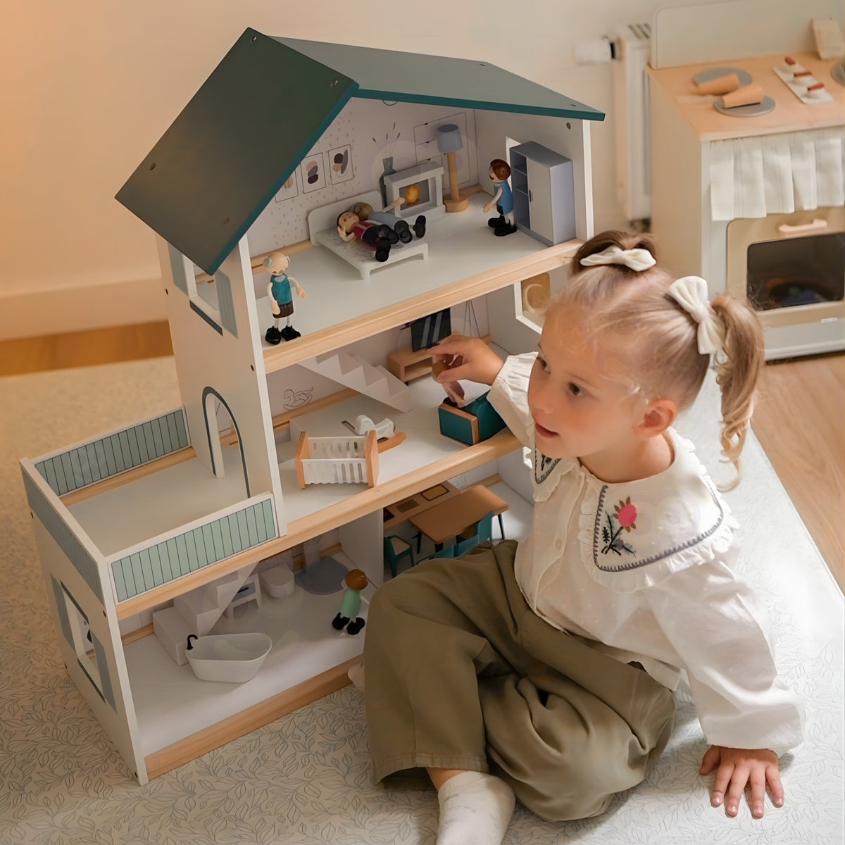 TOOKY TOY Didelis medinis lėlių namelis su figūrėlėmis, FSC – pagrindinis vaizdas