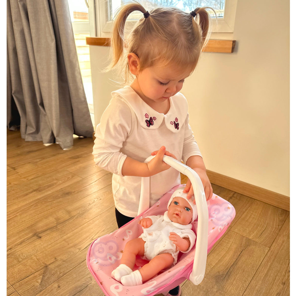WOOPIE ROYAL Lėlė Kūdikis 30,5 cm su Rožine Nešykla – Rinkinys