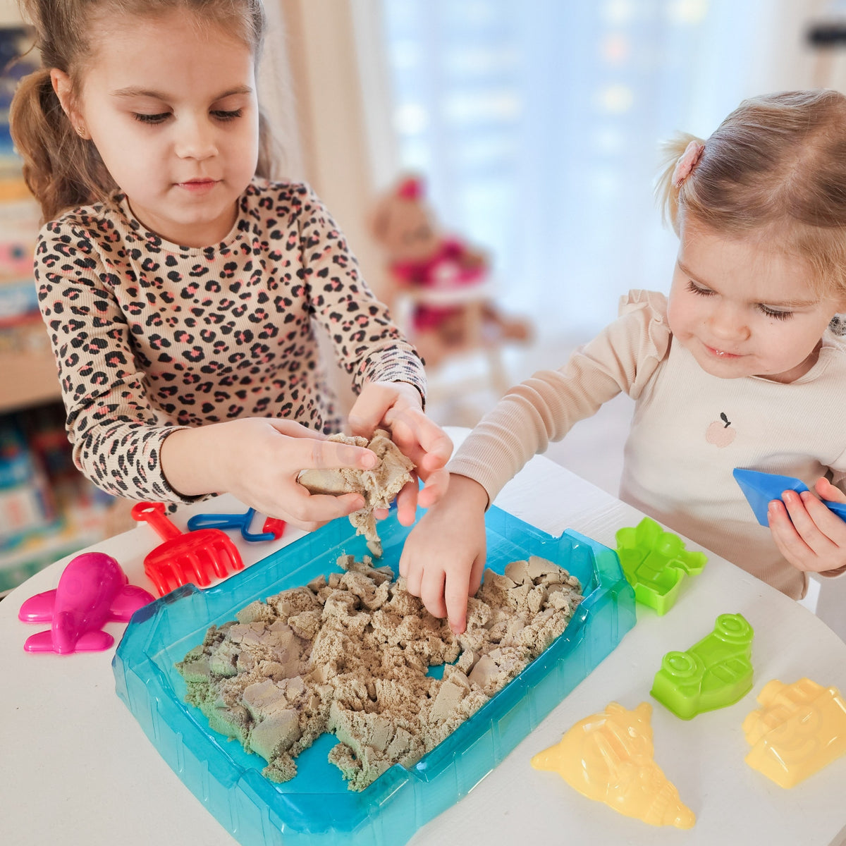 WOOPIE Kinetic Sand 0,5 kg Rinkinys su Formelėmis ir Stalu