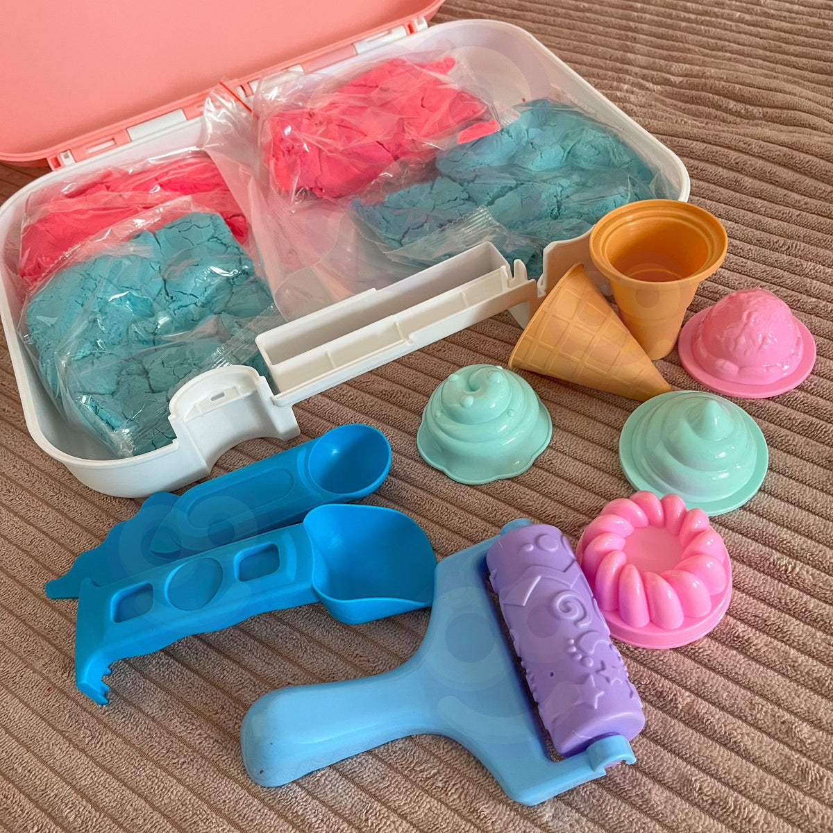 WOOPIE Kinetiniai smėlio ledainės rinkinys lagaminėlyje 1kg