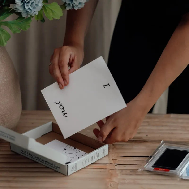 Kūdikio rankos/pėdos atspaudų lapeliai, mėlyna, detalės – vaizdas 6