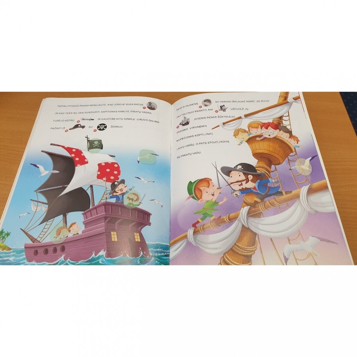 Pasaka su lipdukais Piteris Penas, puslapis su lipdukais – vaizdas 2