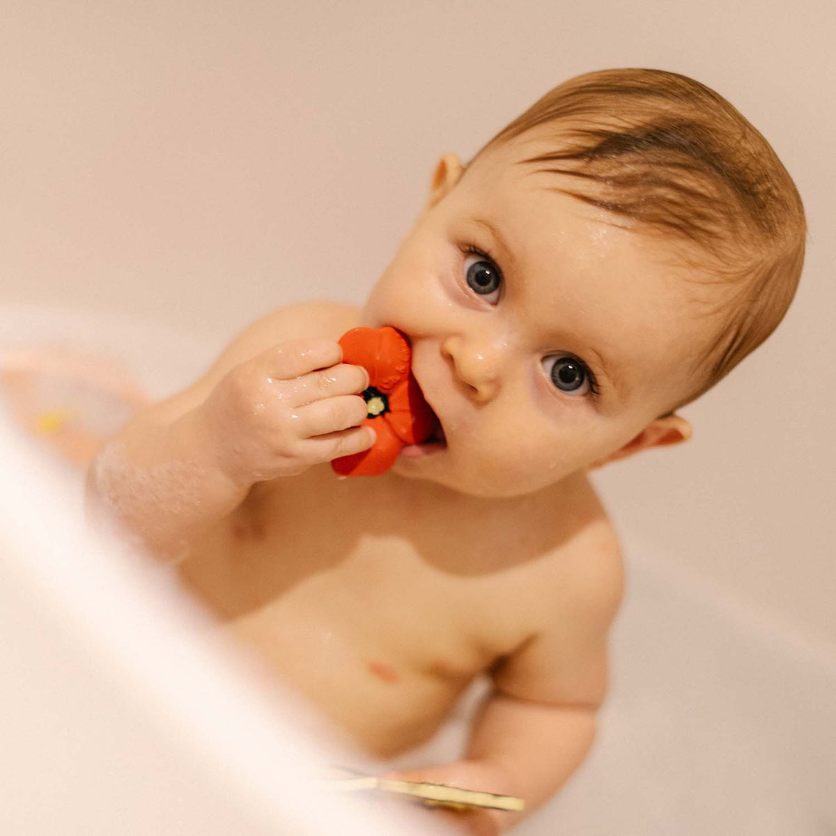 Oli&Carol natūralus dovanų rinkinys naujagimiui: 3 kramtukai – Drugelis ir dvi gėlės – vaizdas 6
