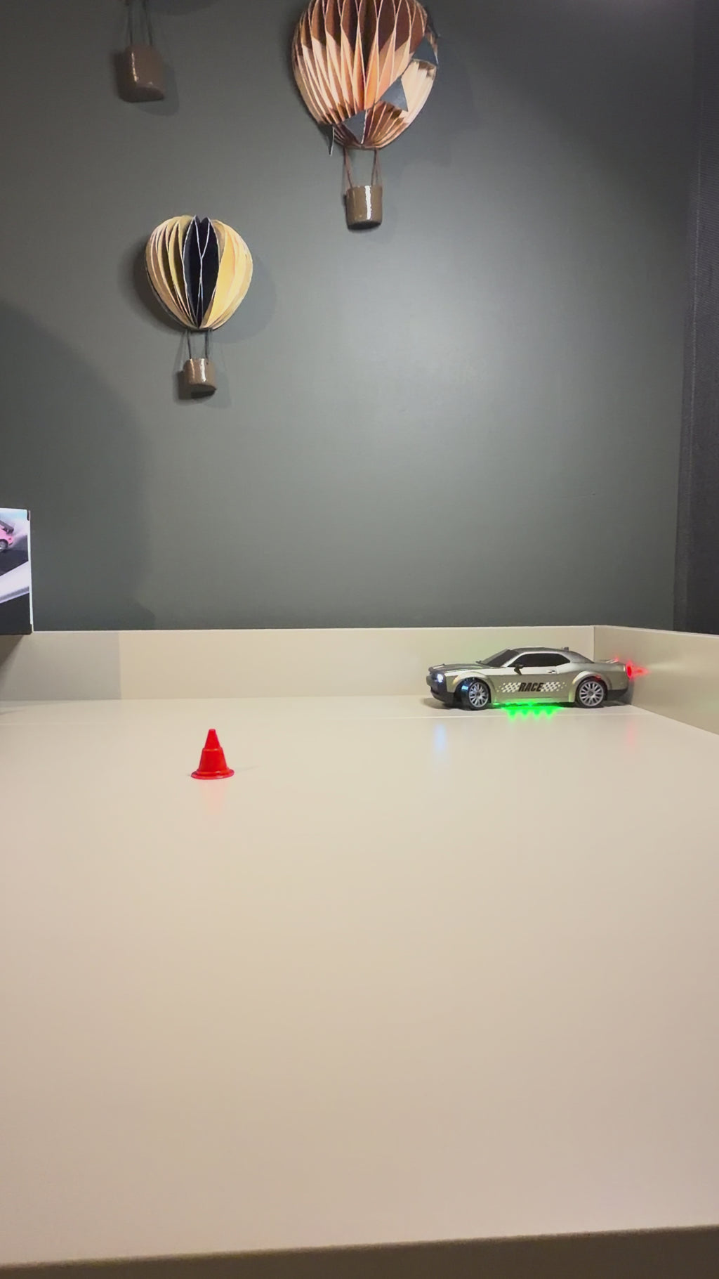 Nuotolinio valdymo drifto automobilis 1:20, 4WD, 20 km/h, 2,4 GHz, LED, sidabrinis