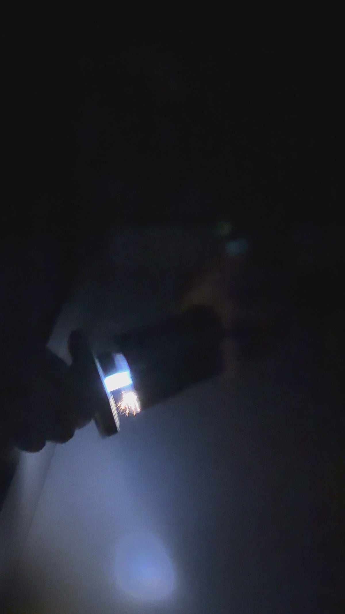 Šviečiantis kardas „Cyberpunk“ su kibirkštimis ir rūku – 7 RGB spalvos, garsas, USB-C, 80 cm
